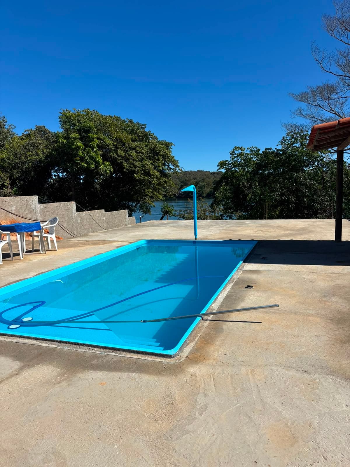 Piscina com o Rio São Francisco ao fundo